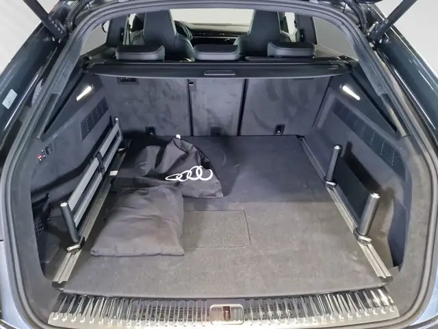 Audi Q8 view 10