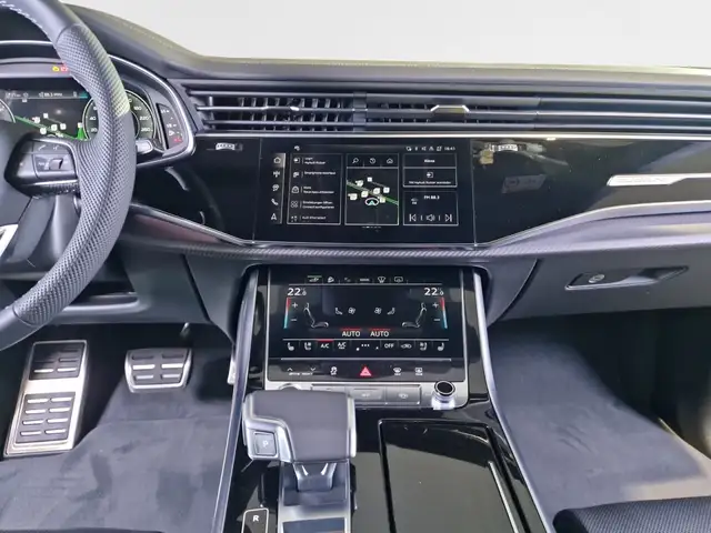 Audi Q8 view 12