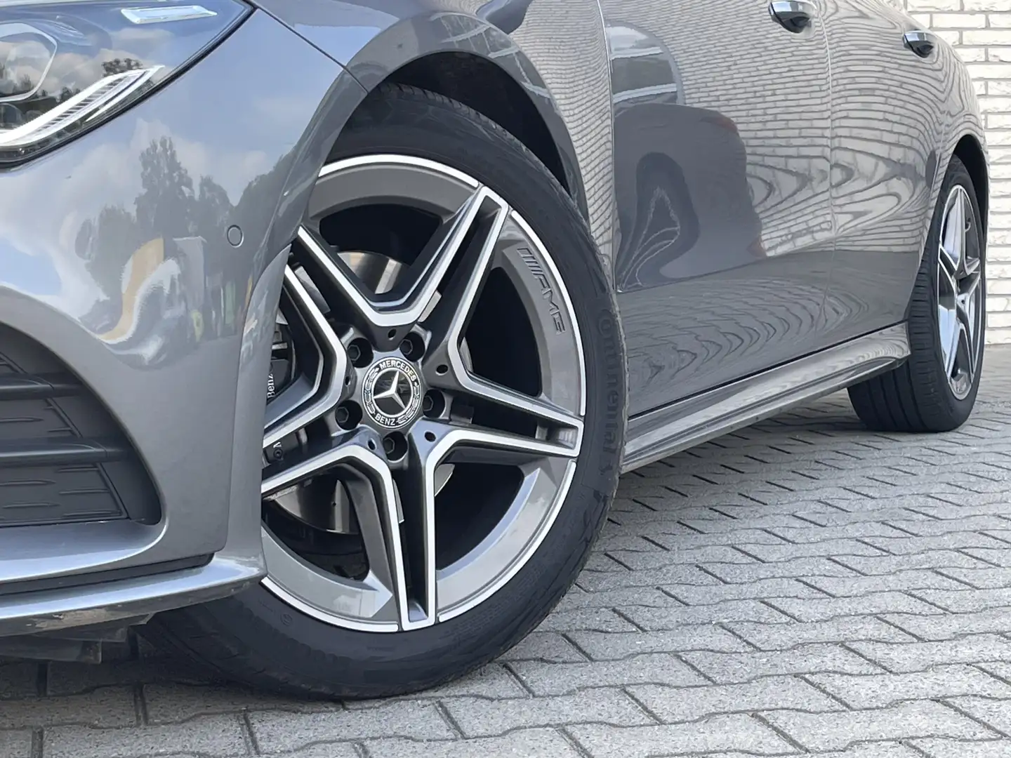 Mercedes-Benz CLA 180 AMG Line l Premium pakket l Trekhaak l Keyless Go Grau - 2
