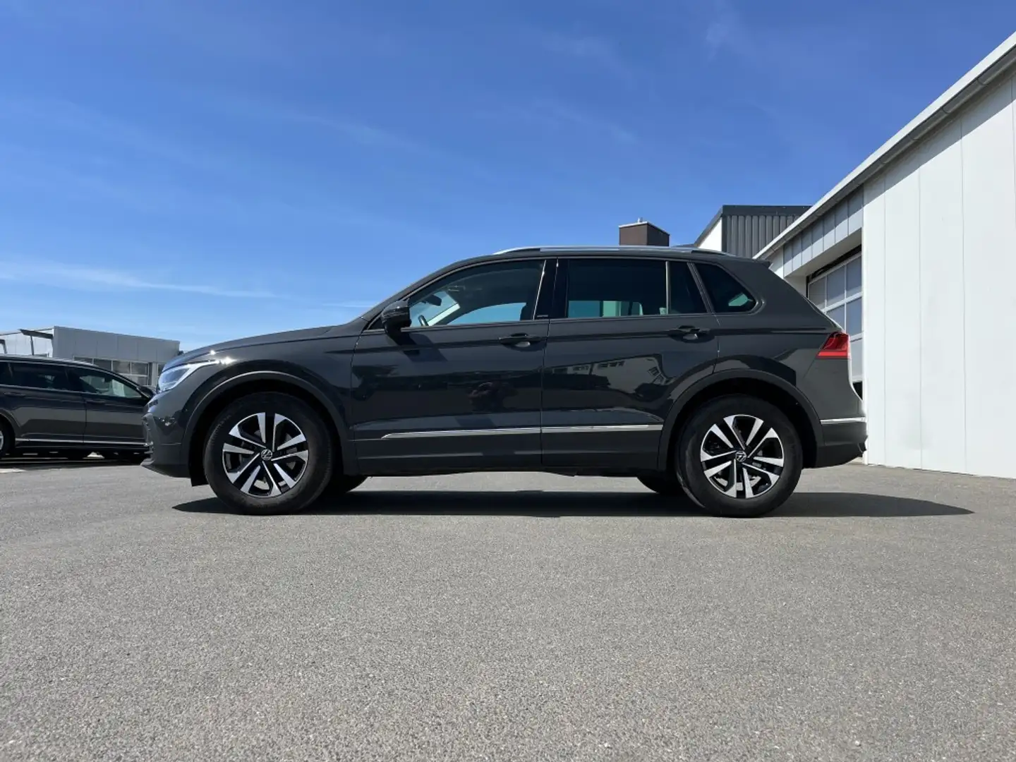 Volkswagen Tiguan 2.0 TDI UNITED 156€ m. 20% Anzahlung DAB Navi AC Grau - 2