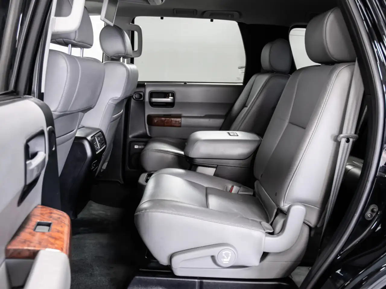 Toyota Sequoia photo Toyota Sequoia