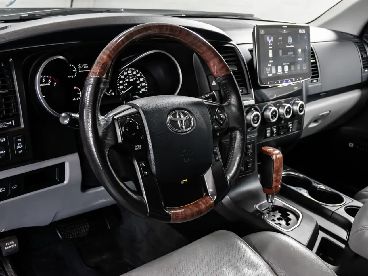 Toyota Sequoia photo Toyota Sequoia