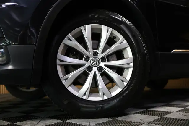 Volkswagen Tiguan view 4