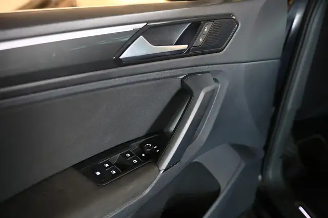 Volkswagen Tiguan view 13