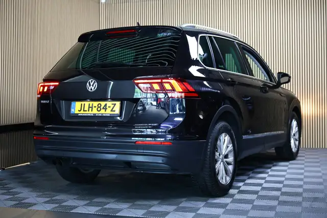 Volkswagen Tiguan view 3