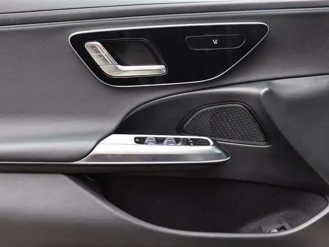 Mercedes-Benz E view 12