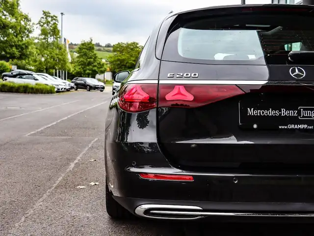 Mercedes-Benz E view 28