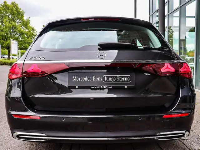 Mercedes-Benz E view 4