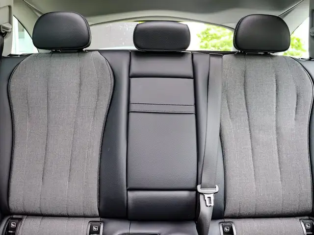 Mercedes-Benz E view 26
