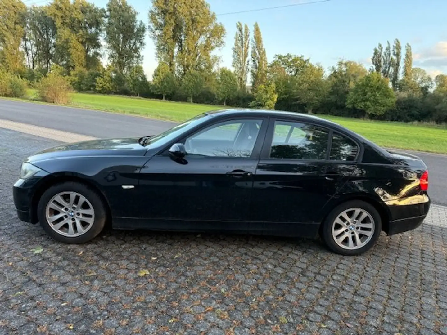 BMW 318 318i Schwarz - 1