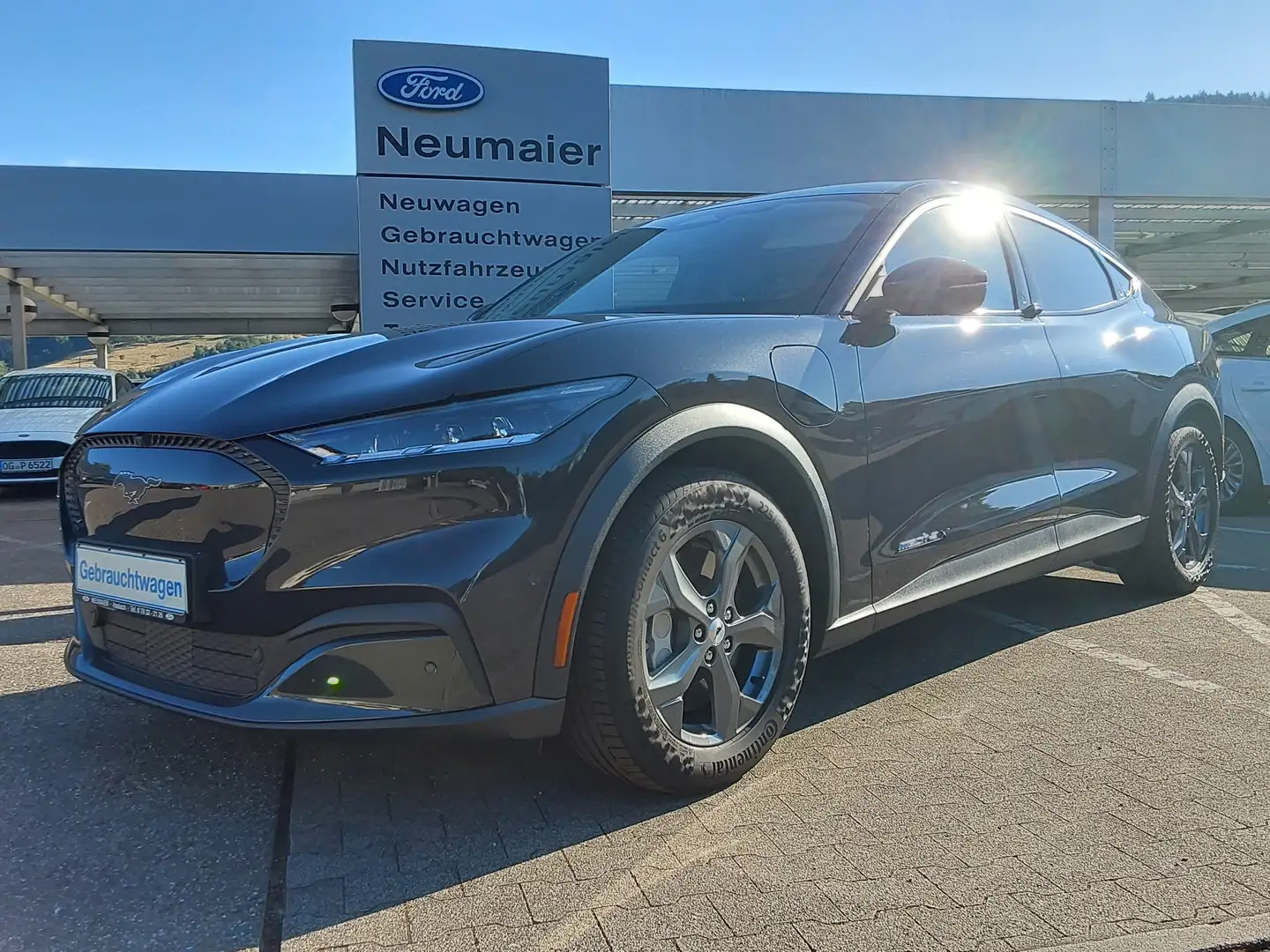 Ford Mustang Mach-E Crossover SUV Schwarz - 1