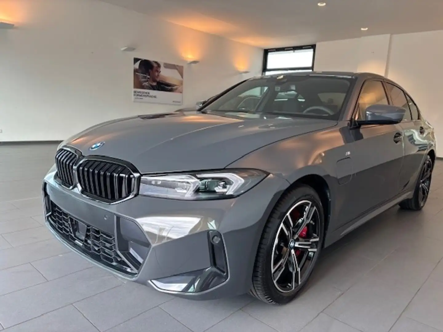 BMW 330 e xDrive Limousine M Sportpaket Grau - 1