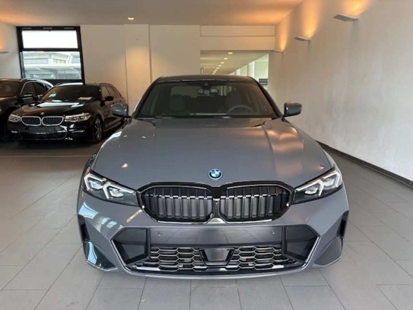 BMW 330 e xDrive Limousine M Sportpaket Grau - 2