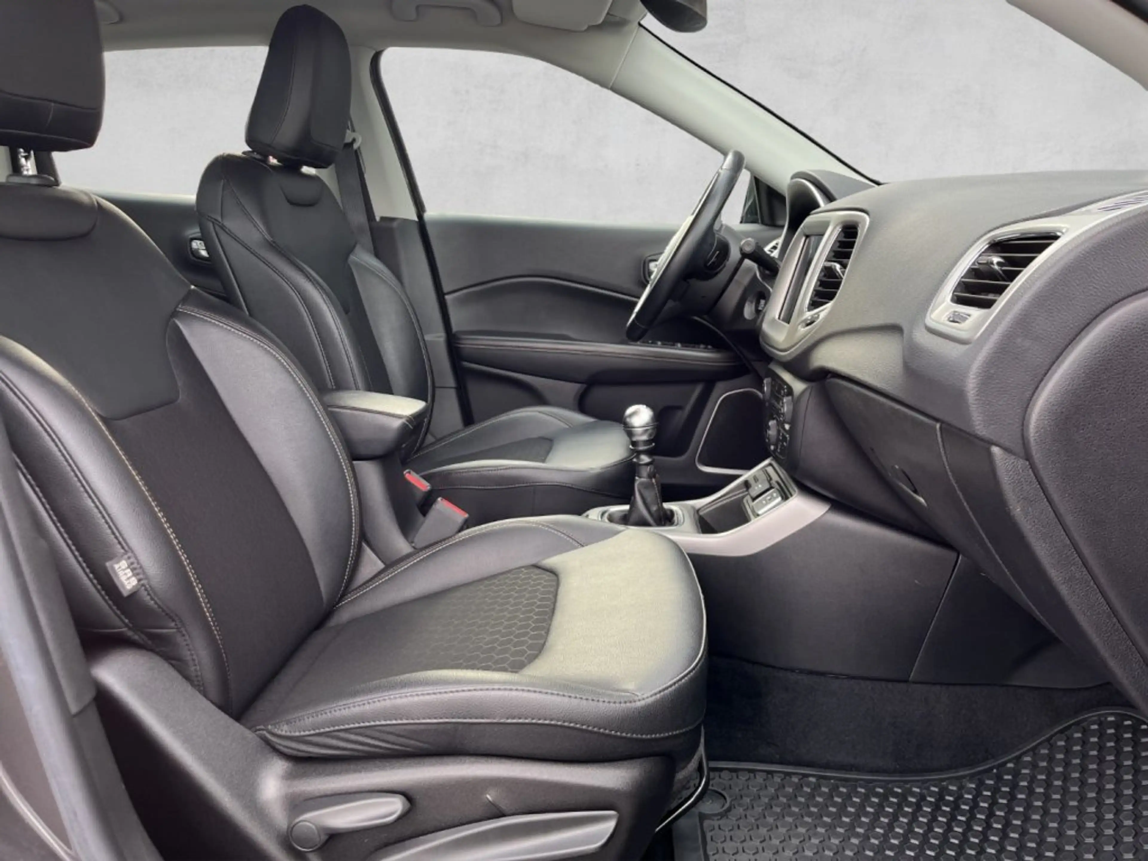 Jeep Compass 1,3 MultiAir Longitude T4 FWD 6MT — photo 17