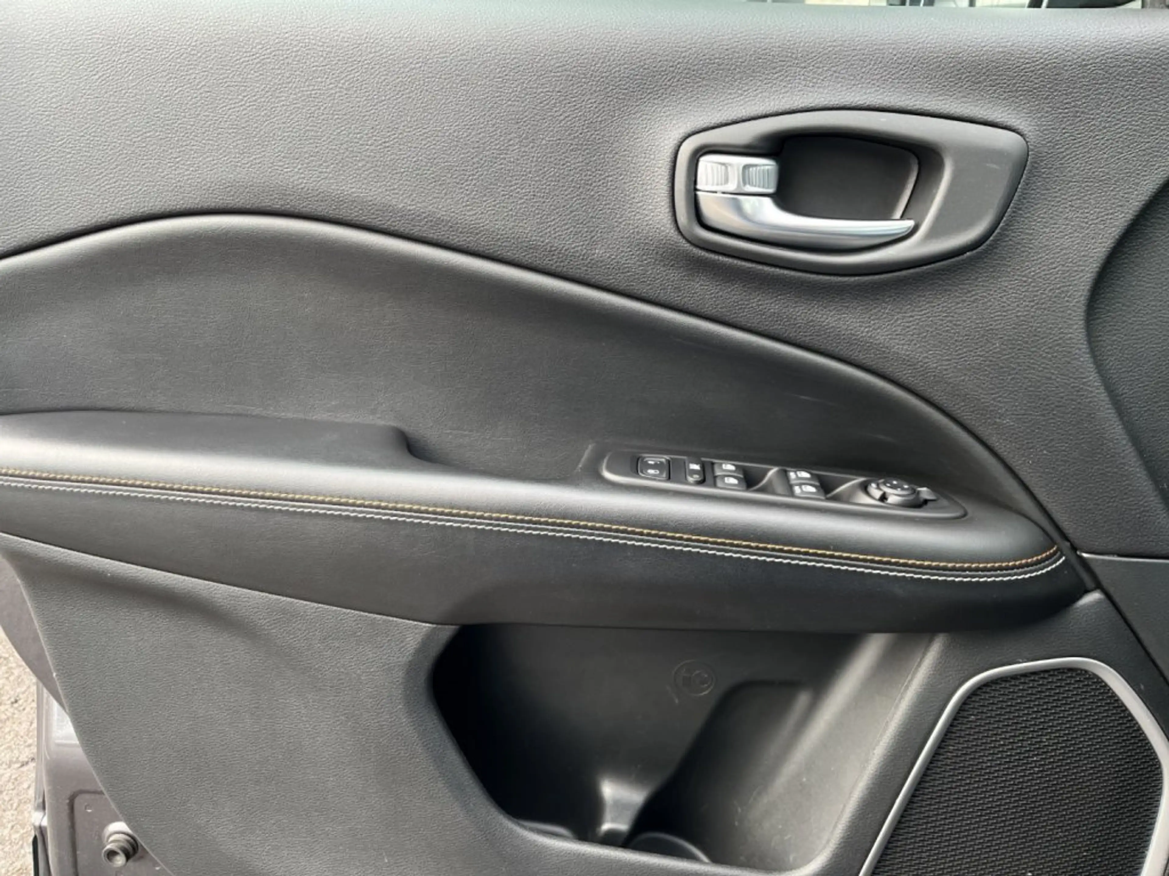 Jeep Compass 1,3 MultiAir Longitude T4 FWD 6MT — photo 12