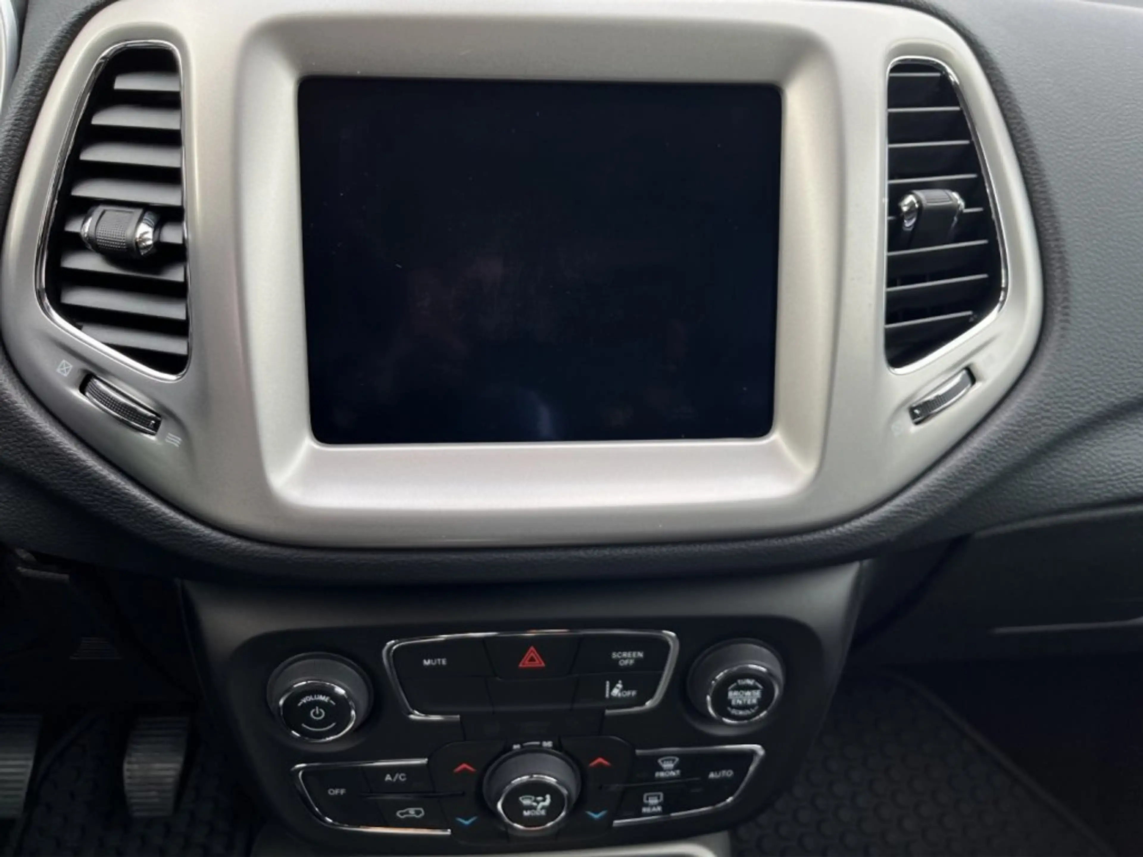 Jeep Compass 1,3 MultiAir Longitude T4 FWD 6MT — photo 15