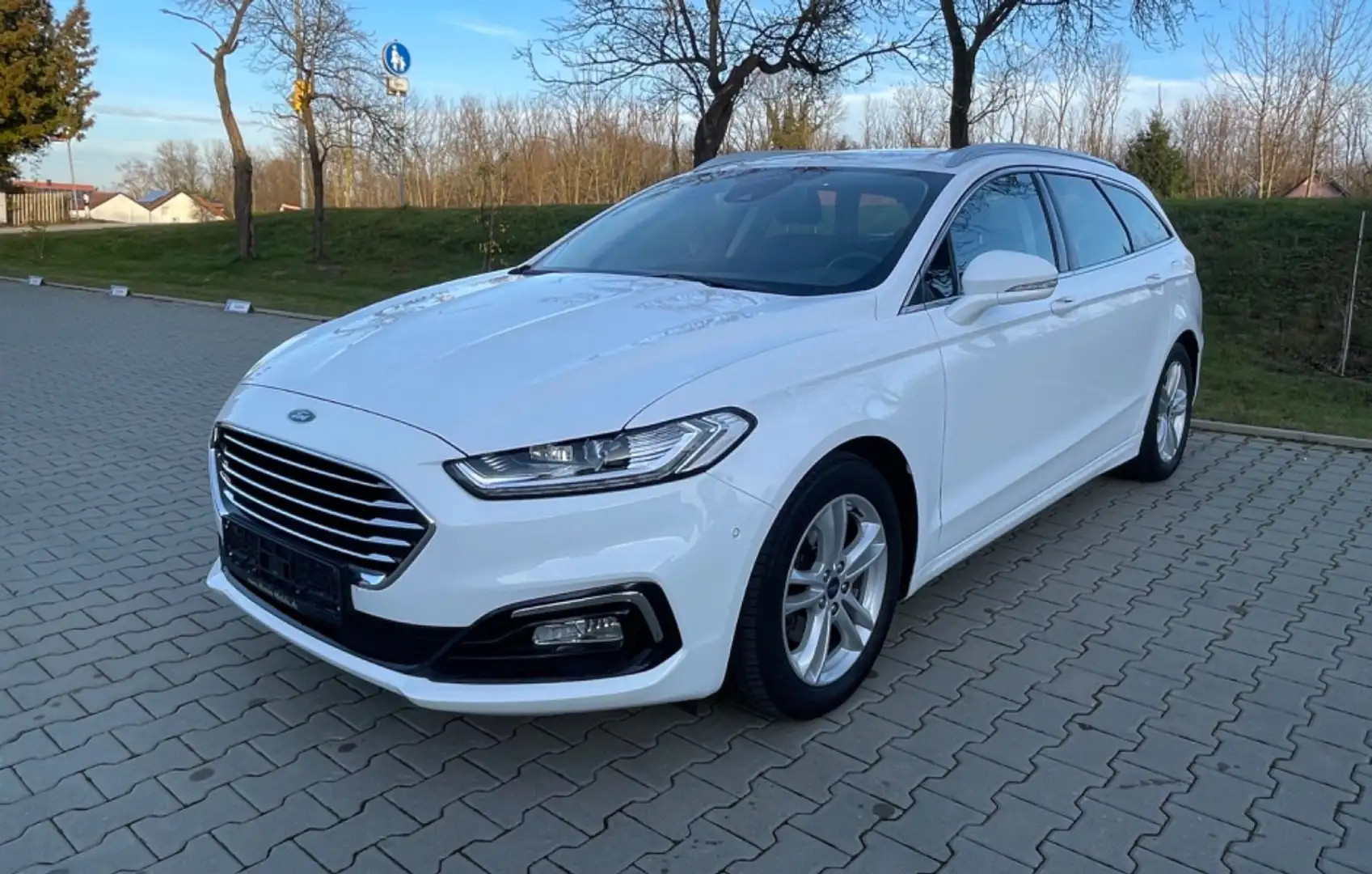 Ford Mondeo Turnier 2.0 Titanium ACC LED NAVI 1.Hand Weiß - 1