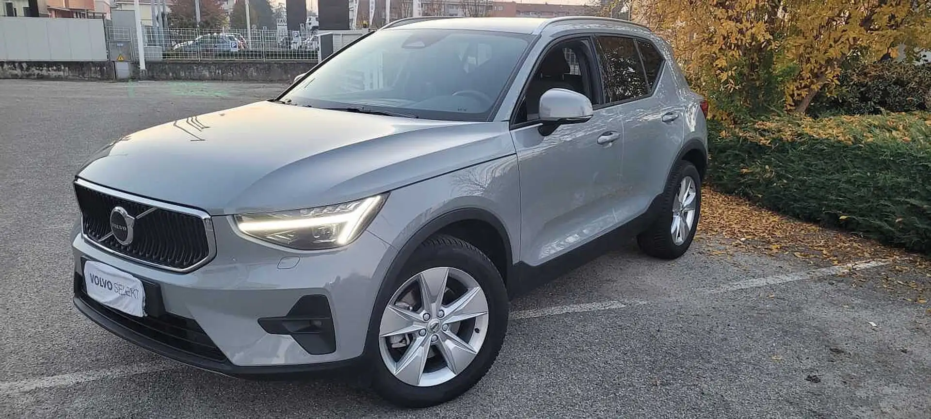Volvo XC40 Core, B3 Mild hybrid, Benzina Gris - 2