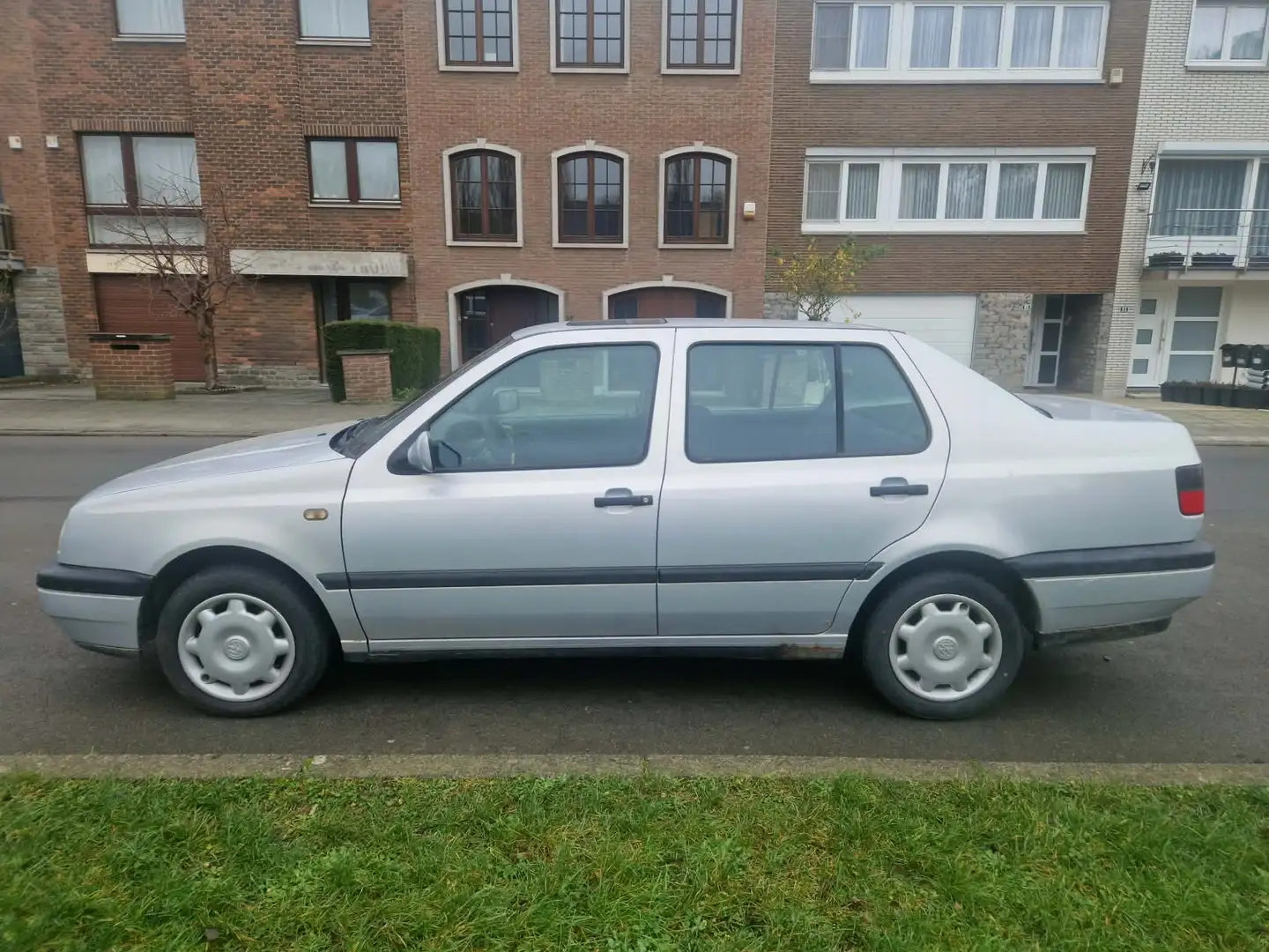 Volkswagen Vento 1.9 TDi CL Silber - 1