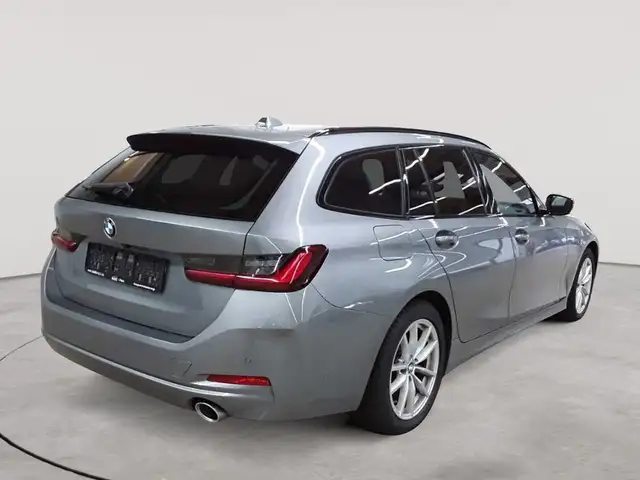 BMW 3 Series view 4