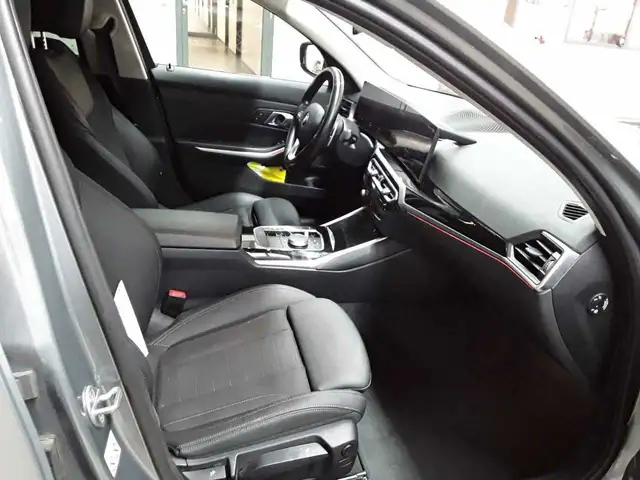 BMW 3 Series view 8