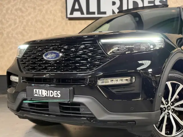 Ford Explorer view 3