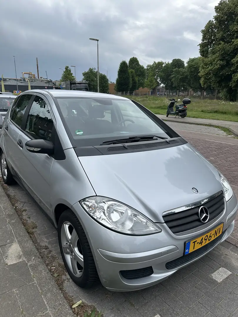 Mercedes-Benz A 150 met nieuwe band en auto-accu Серый - 1