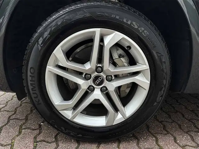 Audi Q5 view 8