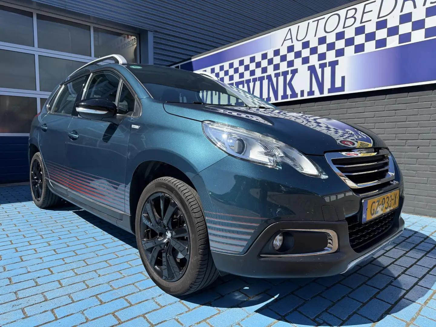 Peugeot 2008 1.2 PureTech Urban Cross CRUISE TREKH ALL SEASON Groen - 1