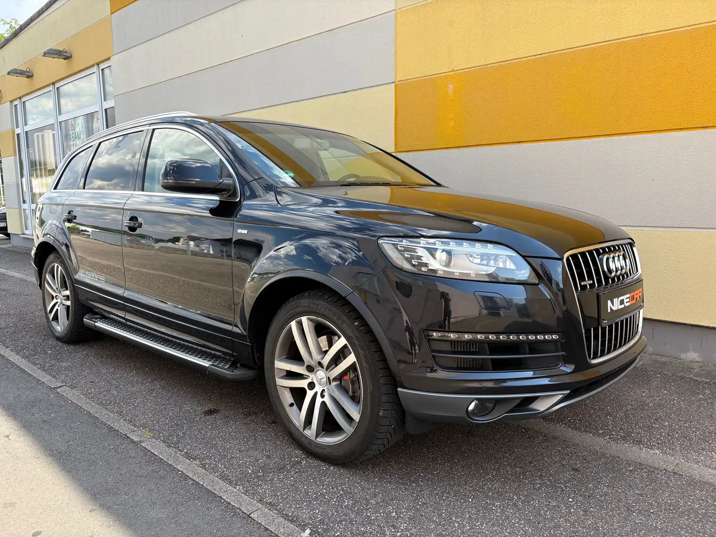 Audi Q7 3.0 TDI quattro 7Sitzer*S-LIN*SS-BOSE*AHK*R-KAMERA Černá - 2