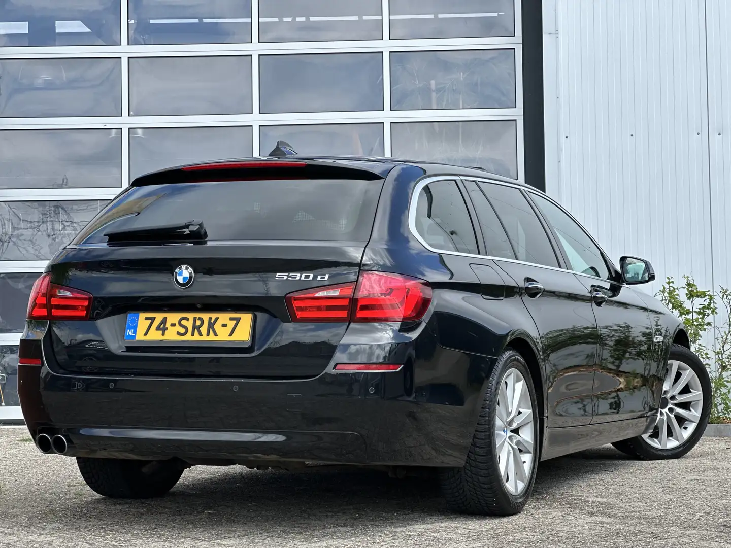 BMW 530 5-serie Touring 530d High Executive 245pk | Achter Zwart - 2