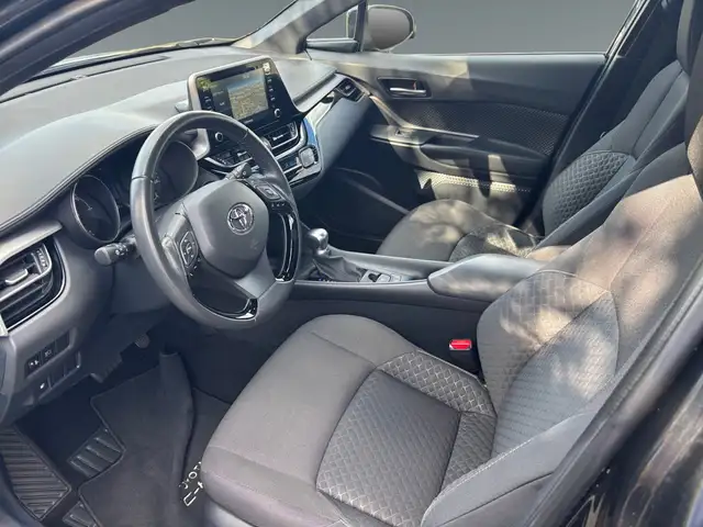 Toyota C-HR view 10