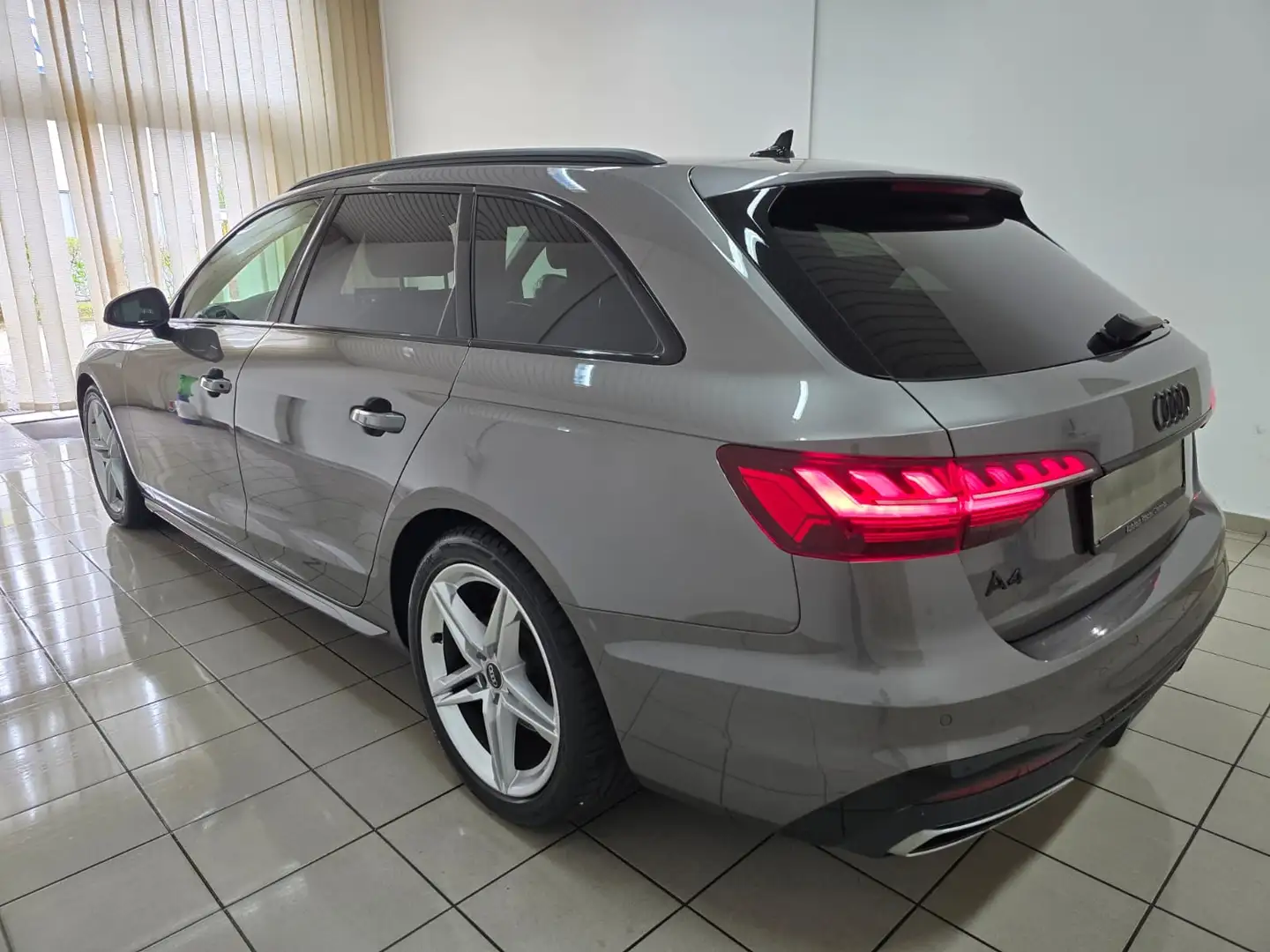 Audi A4 Avant 40 TDI S line Optik Paket schwarz plus Grau - 2