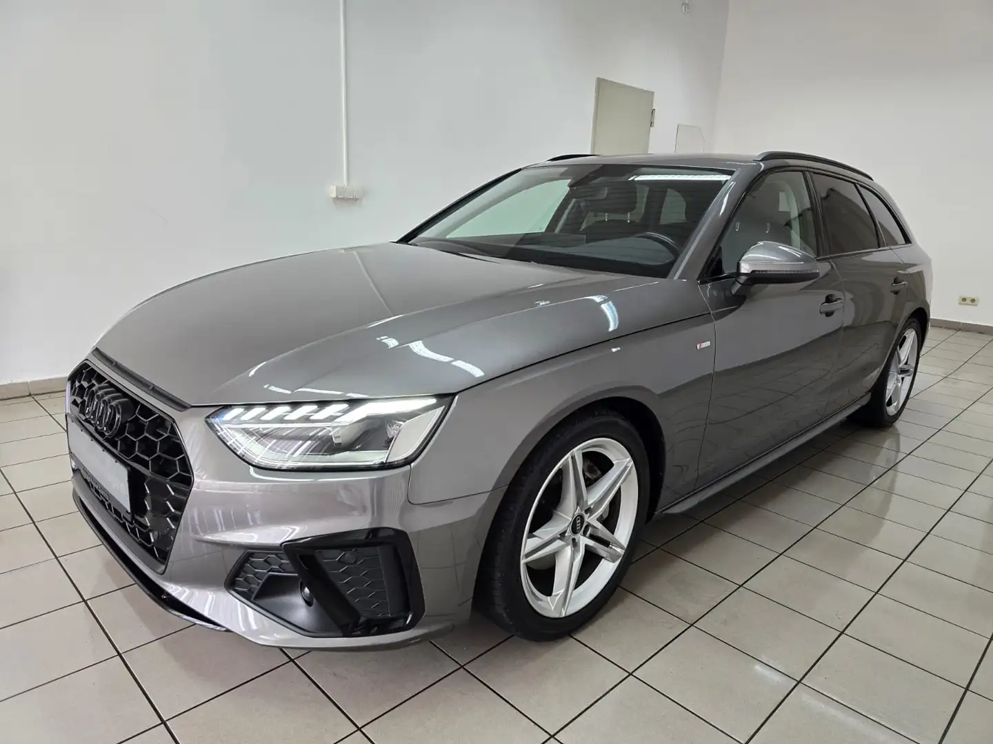 Audi A4 Avant 40 TDI S line Optik Paket schwarz plus Grau - 1