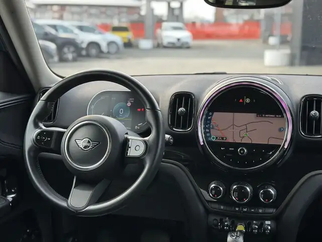 Mini Hatch view 16