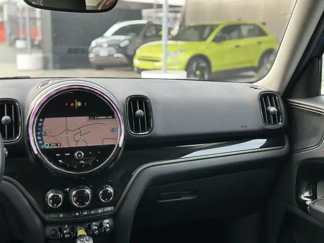 Mini Hatch view 15