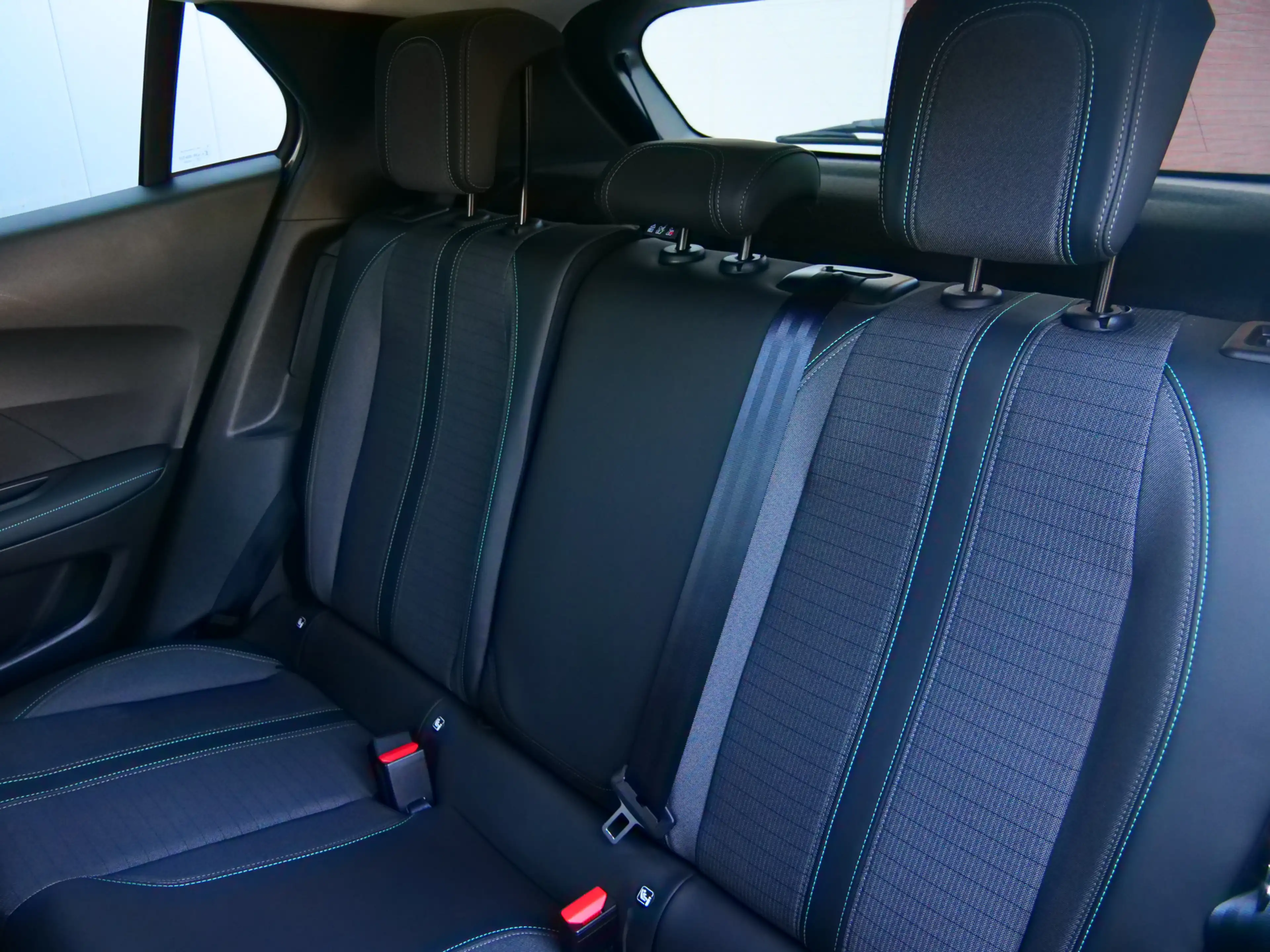 Peugeot e-2008 EV Allure Pack 50 kWh 136 Pk Automaat Navi / DAB / — photo 6