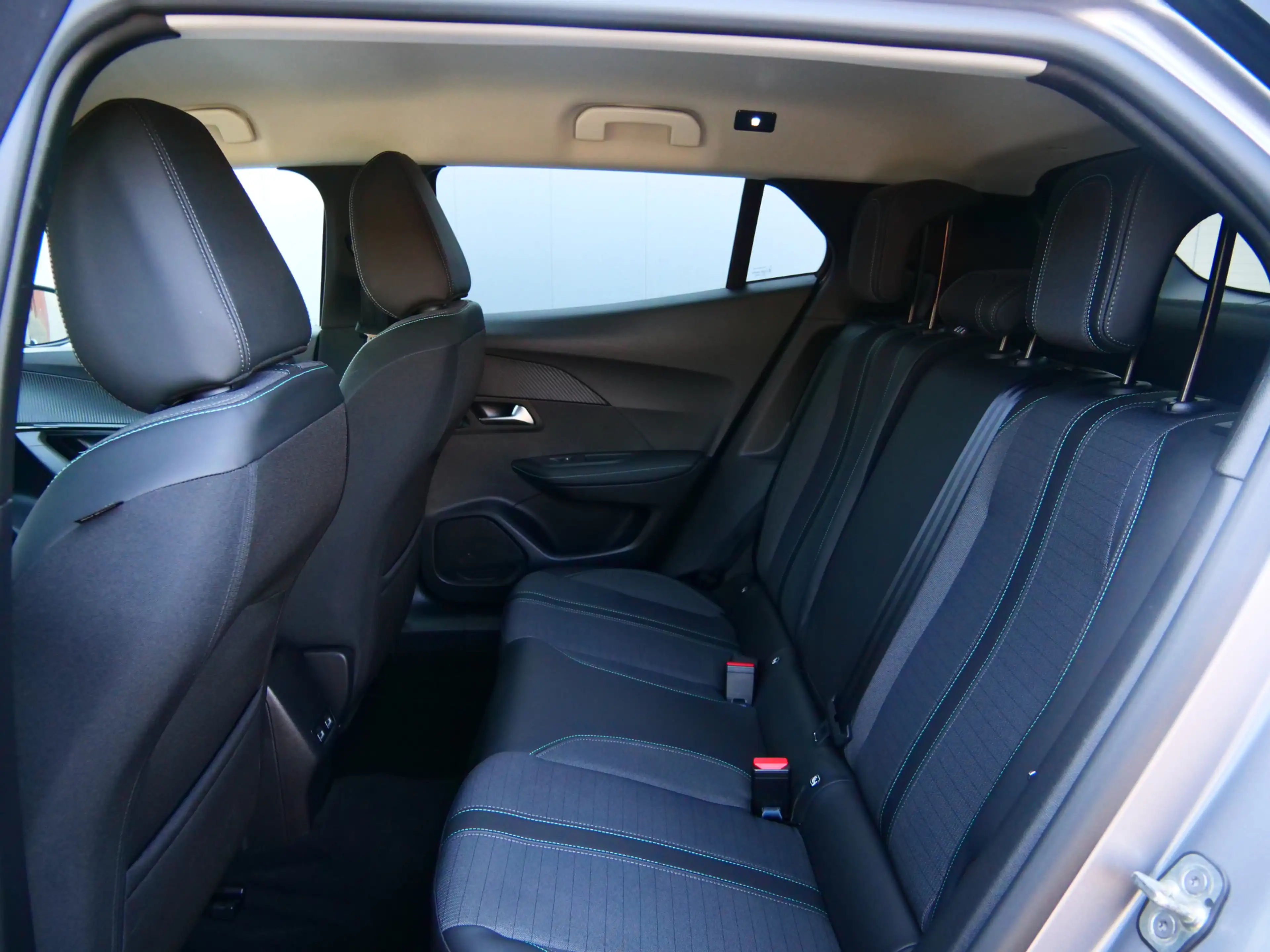 Peugeot e-2008 EV Allure Pack 50 kWh 136 Pk Automaat Navi / DAB / — photo 18