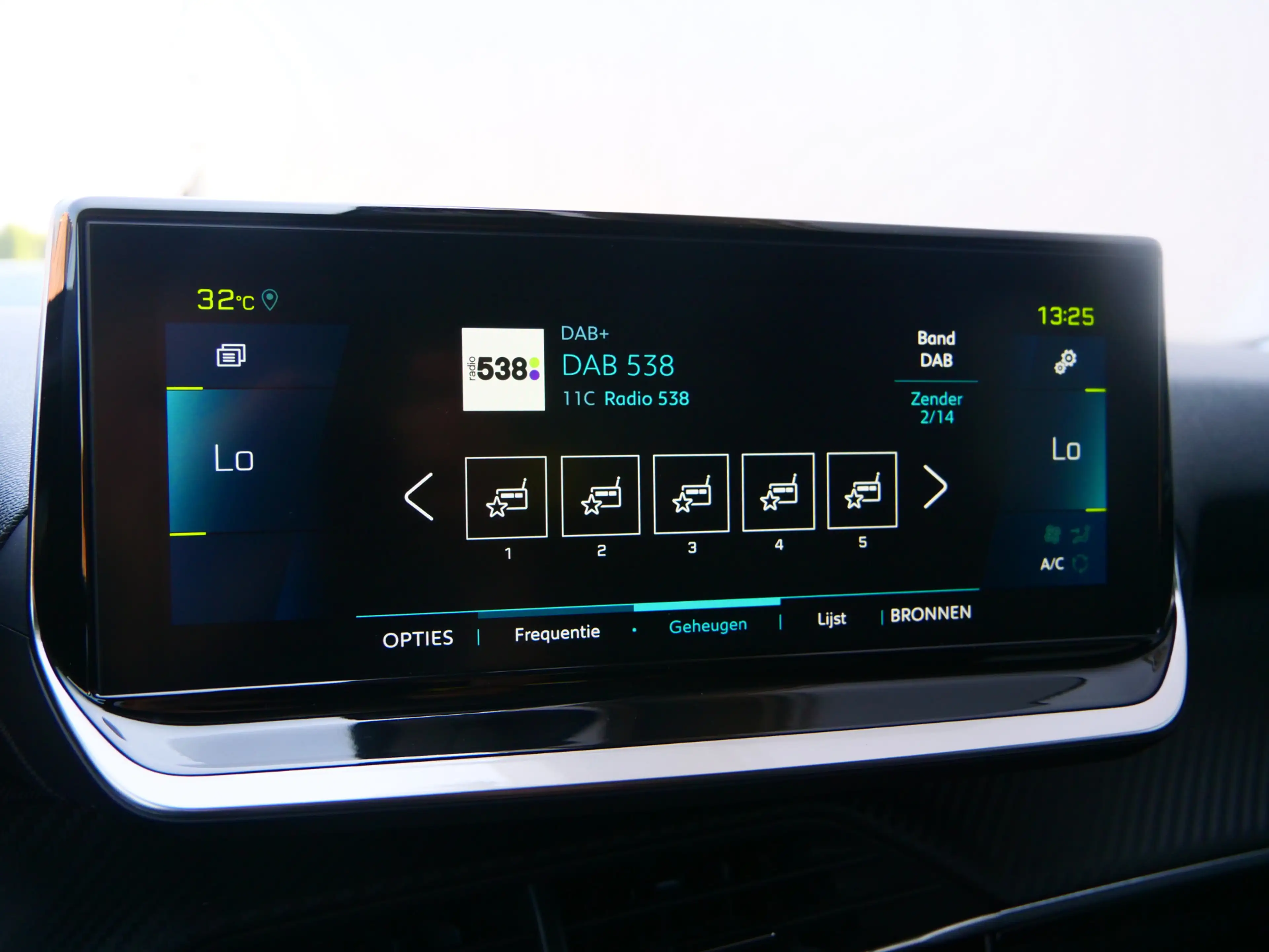 Peugeot e-2008 EV Allure Pack 50 kWh 136 Pk Automaat Navi / DAB / — photo 17
