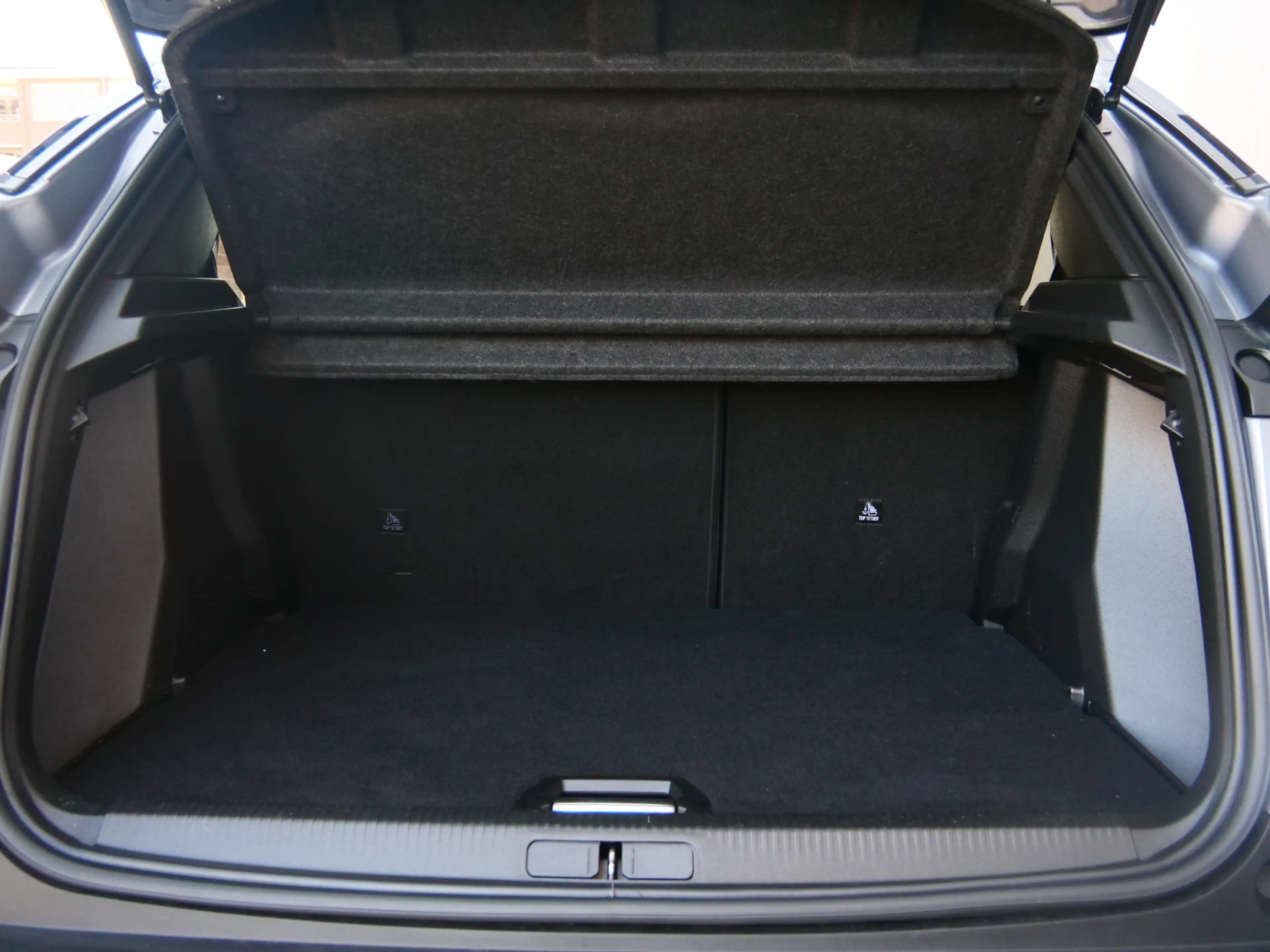 Peugeot e-2008 EV Allure Pack 50 kWh 136 Pk Automaat Navi / DAB / — photo 31