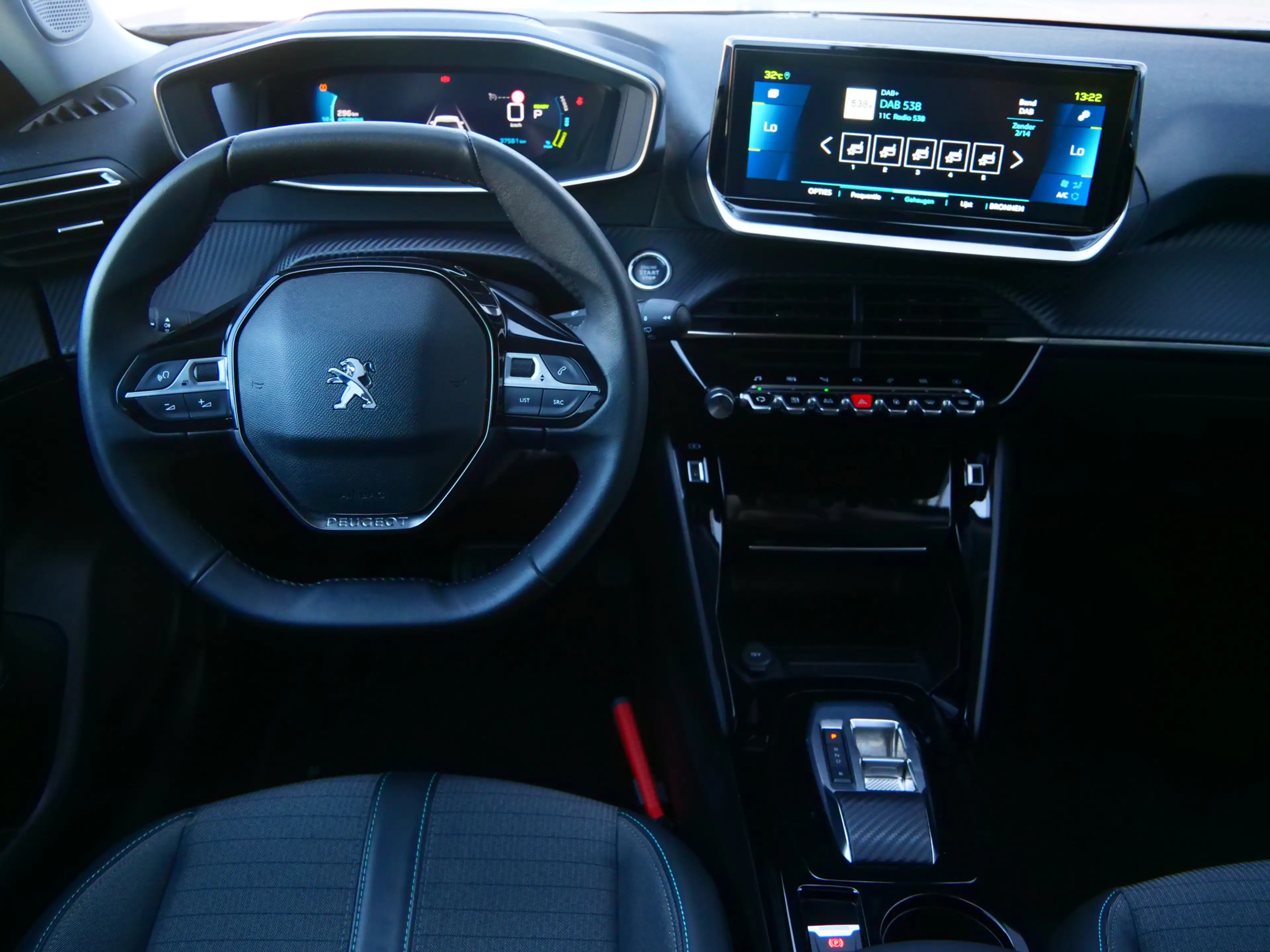 Peugeot e-2008 EV Allure Pack 50 kWh 136 Pk Automaat Navi / DAB / — photo 27