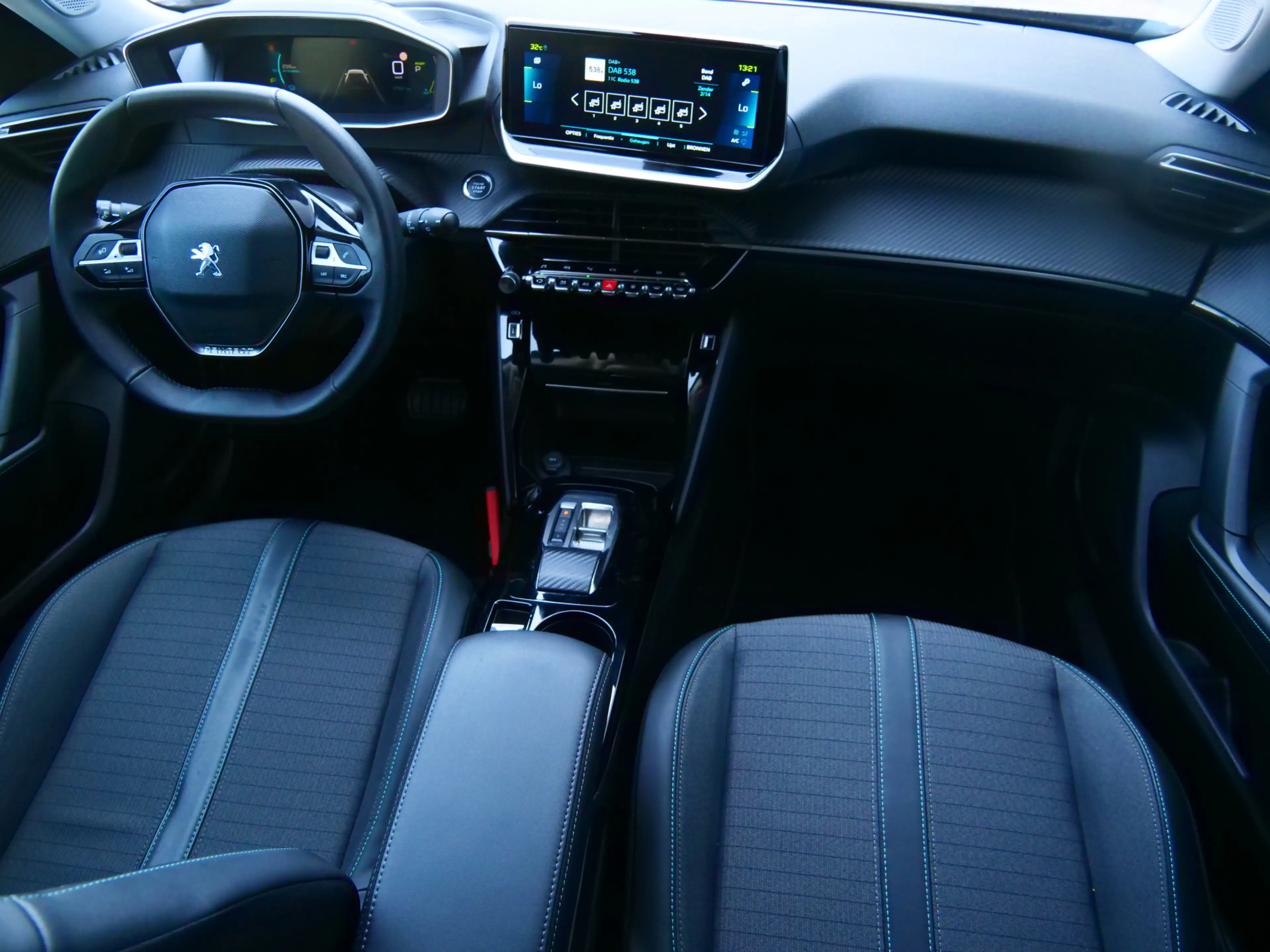 Peugeot e-2008 EV Allure Pack 50 kWh 136 Pk Automaat Navi / DAB / — photo 2