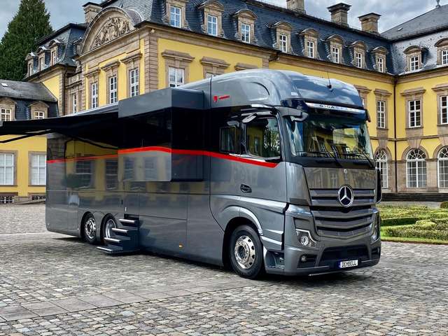 Alții Dembell auf Mercedes-Benz Astros Giga Space L