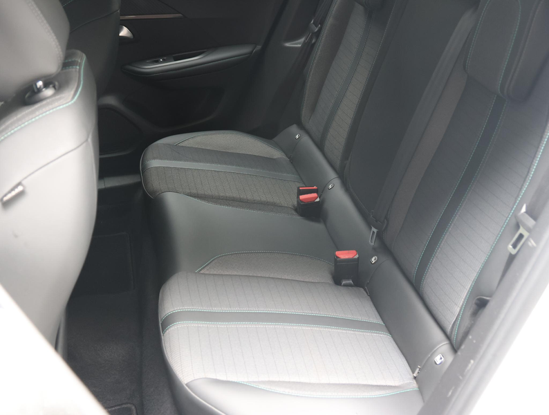 Peugeot e-2008 SUV Allure Pack 50kWh 136pk | ACCU 92% | Stoelverw — photo 13