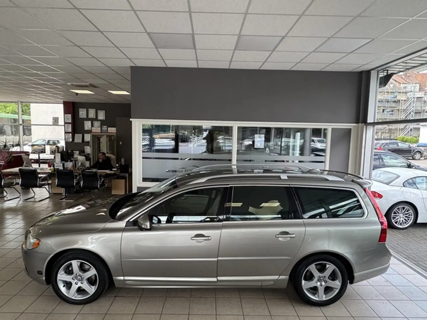 Volvo V70 Kombi Summum Automatik Leder AHK Gas/Benzin Beige - 1
