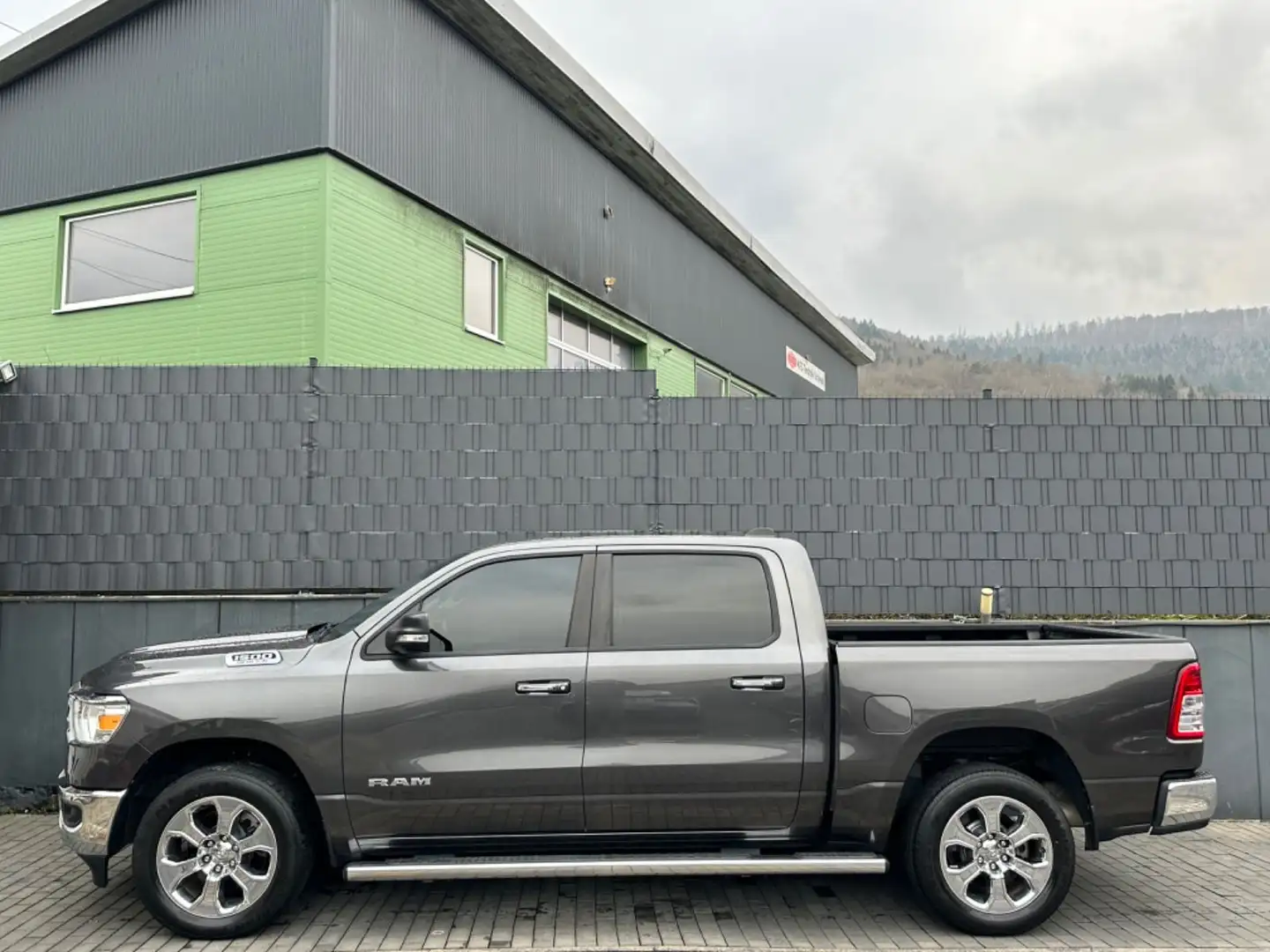 Dodge RAM 5,7 V8 HEMI-BIG HORN-CREW CAB-GARANTIE-TOP Grigio - 1