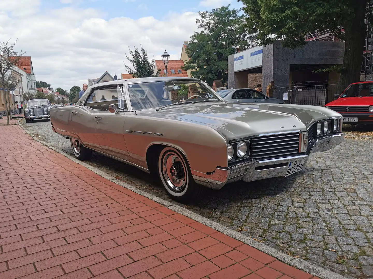 Buick Electra Hardtop Coupe - 2