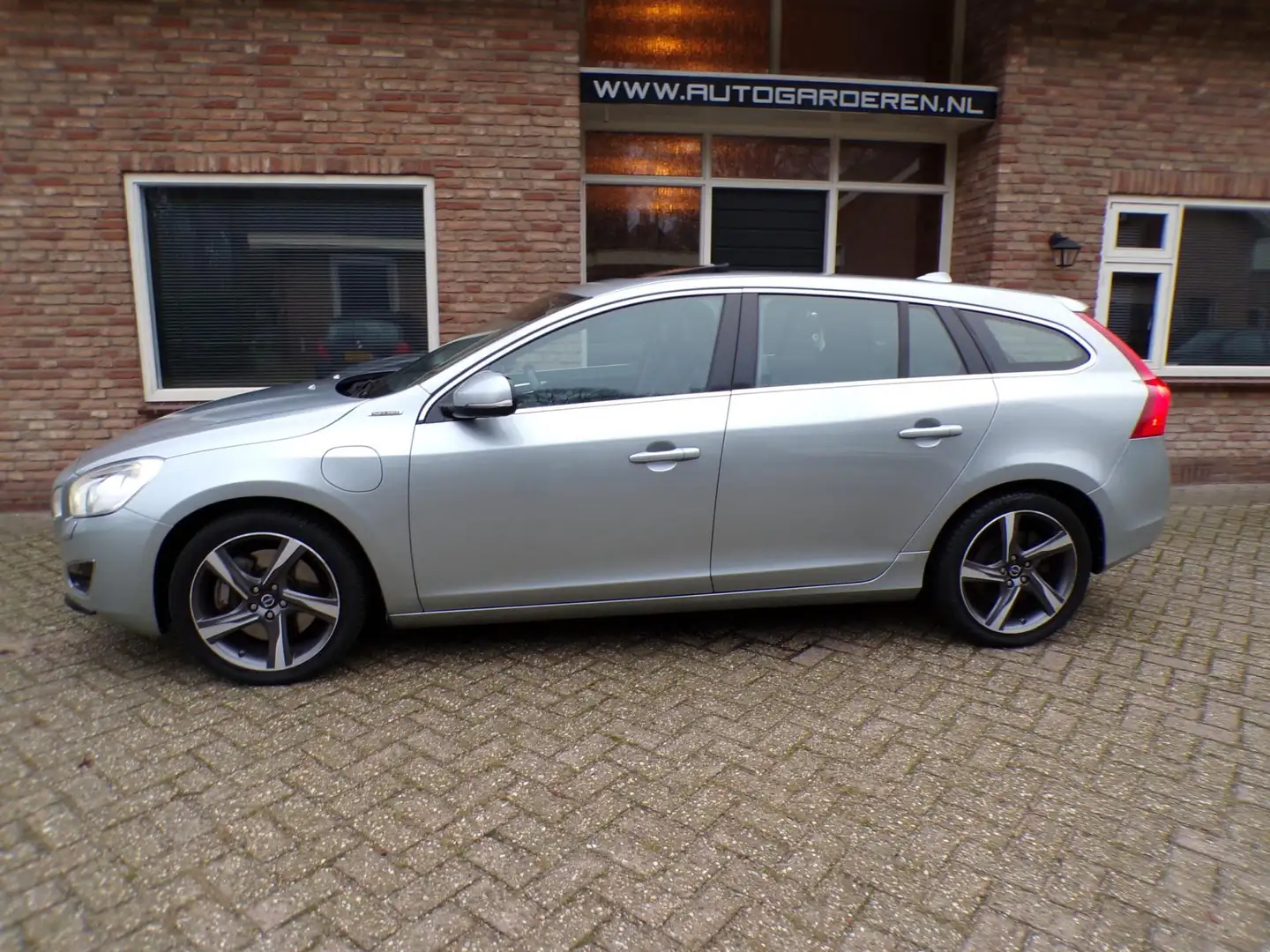 Volvo V60 2.4 D6 AWD Plug-In Hybrid Summum Grijs - 2