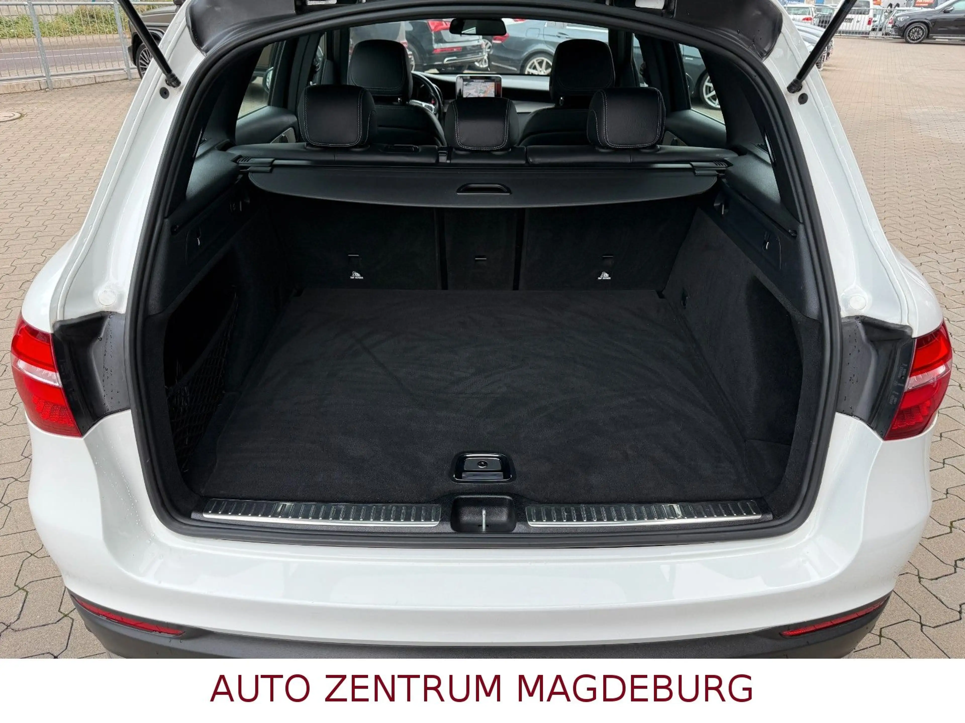 Mercedes-Benz GLC 250 4 MATIC*AMG*NAV*AUTOM*LED*PANO*AHK — photo 9