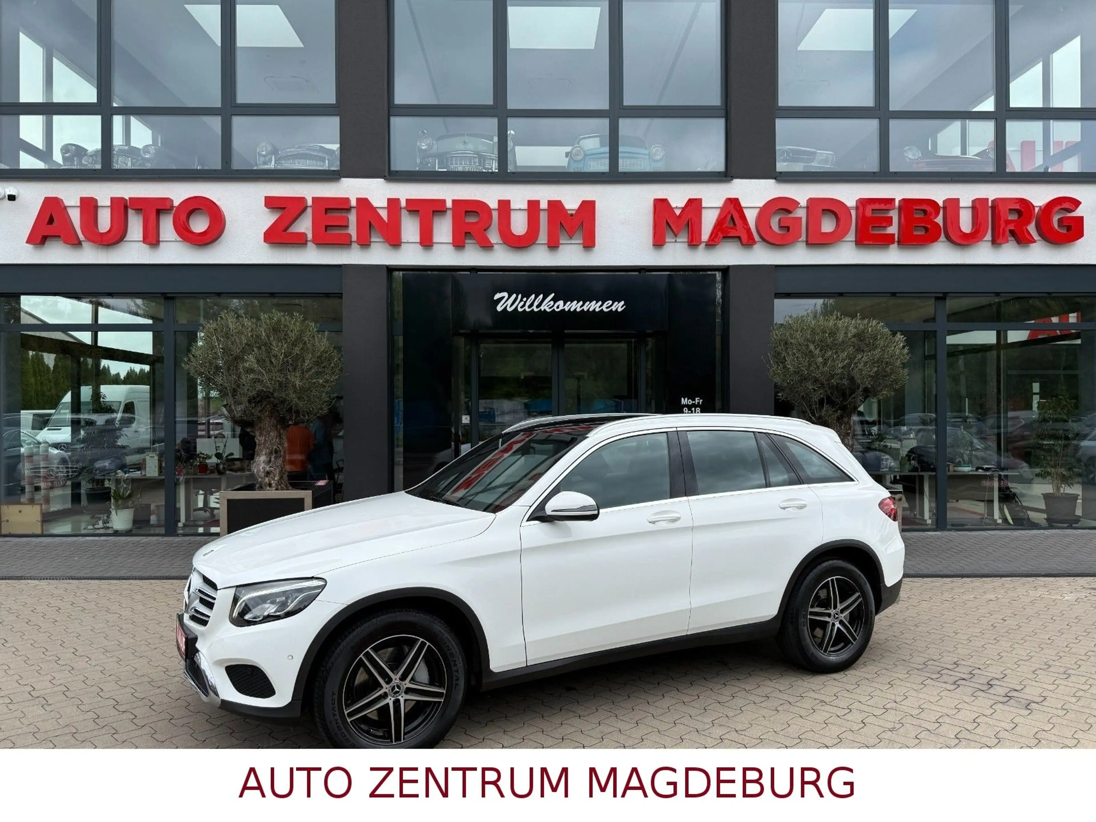 Mercedes-Benz GLC 250 4 MATIC*AMG*NAV*AUTOM*LED*PANO*AHK